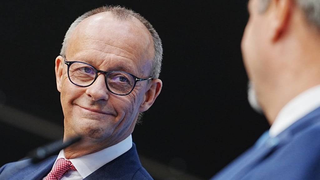 Friedrich Merz (l), CDU-Bundesvorsitzender und Unionsfraktionsvorsitzender, und Markus Söder, CSU-Vorsitzender und Ministerpräsident von Bayern, geben eine Pressekonferenz zur Frage um die Kanzlerkandidatur der Union. Foto: Kay Nietfeld/dpa