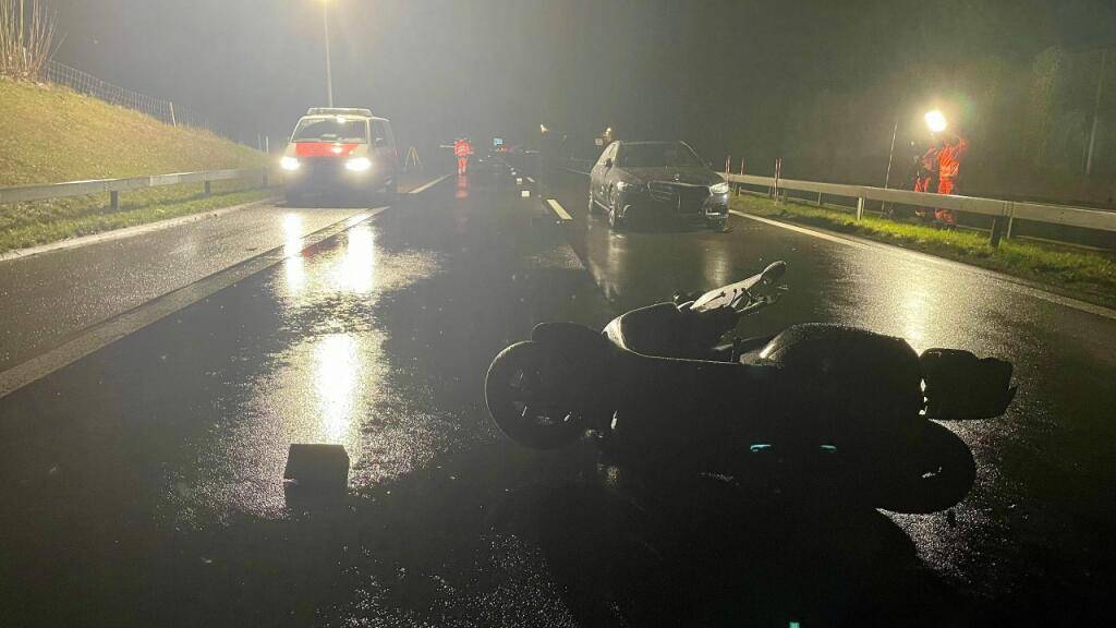 Ein Rollerfahrer ist bei einem Unfall auf der A3 bei Richterswil ums Leben gekommen. Seine Identität ist noch nicht geklärt.