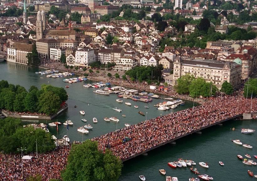 Ein Blick von oben: 350'000 Besucher pilgerten 1996 zur Street Parade nach Zürich.