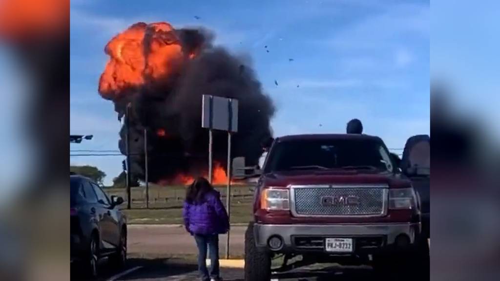 Video zeigt tödlichen Flugzeugcrash an Flugshow
