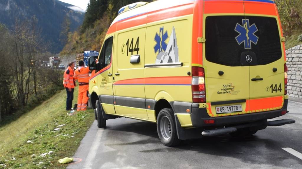 Der Rettungsdienst reanimierte den schwerverletzten Verkehrsdienstspezialisten bis zum Eintreffen eines Regahelikopters.