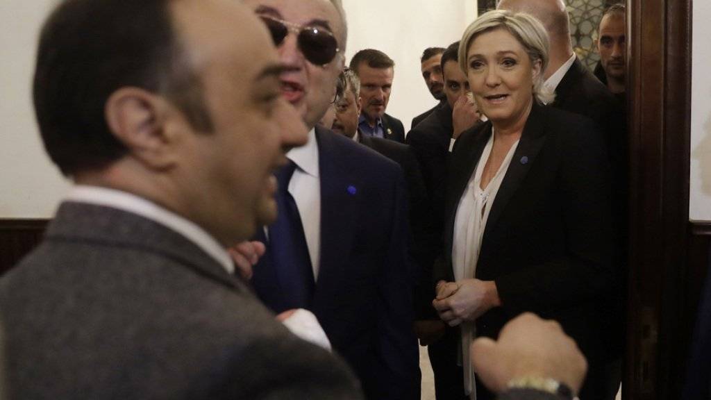 Marine Le Pen (rechts) am Dienstag am Eingang zum Dar al-Fatwa-Gebäude in Beirut, wo der Grossmufti seinen Sitz hat.
