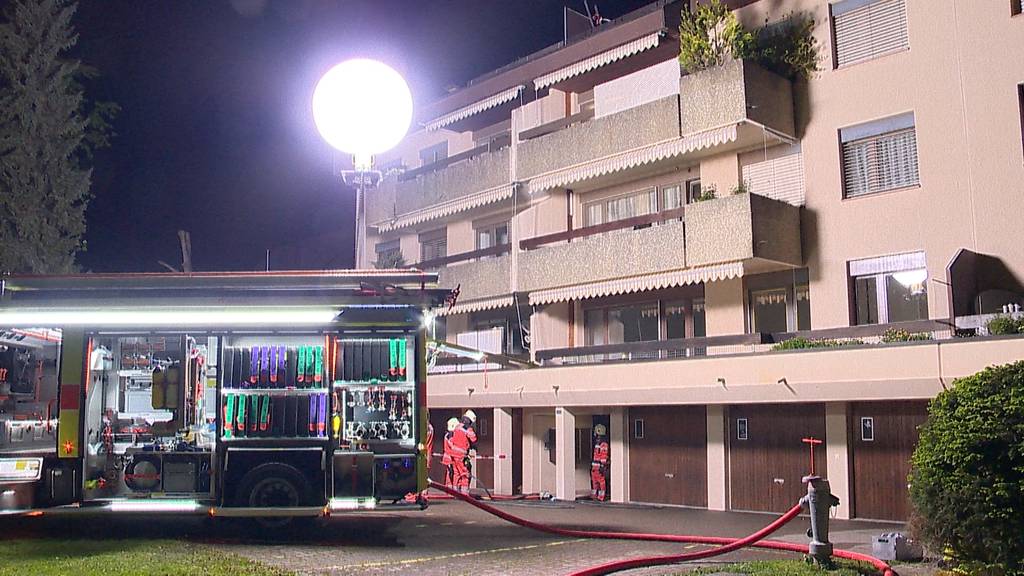 Wolfhausen (ZH): Wohnungsbrand fordert zwei verletzte Feuerwehrmänner