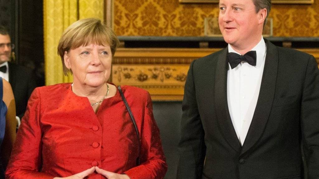 Die deutsche Kanzlerin Merkel und der britische Premier Cameron beim Matthiae-Mahl in Hamburg. Das Gastmahl, das 1356 erstmals erwähnt wurde, gilt als ältestes der Welt.