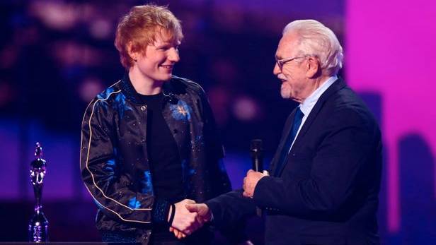 Der Schauspieler Brian Cox («Succession») überreichte Ed Sheeran seinen Brit Award