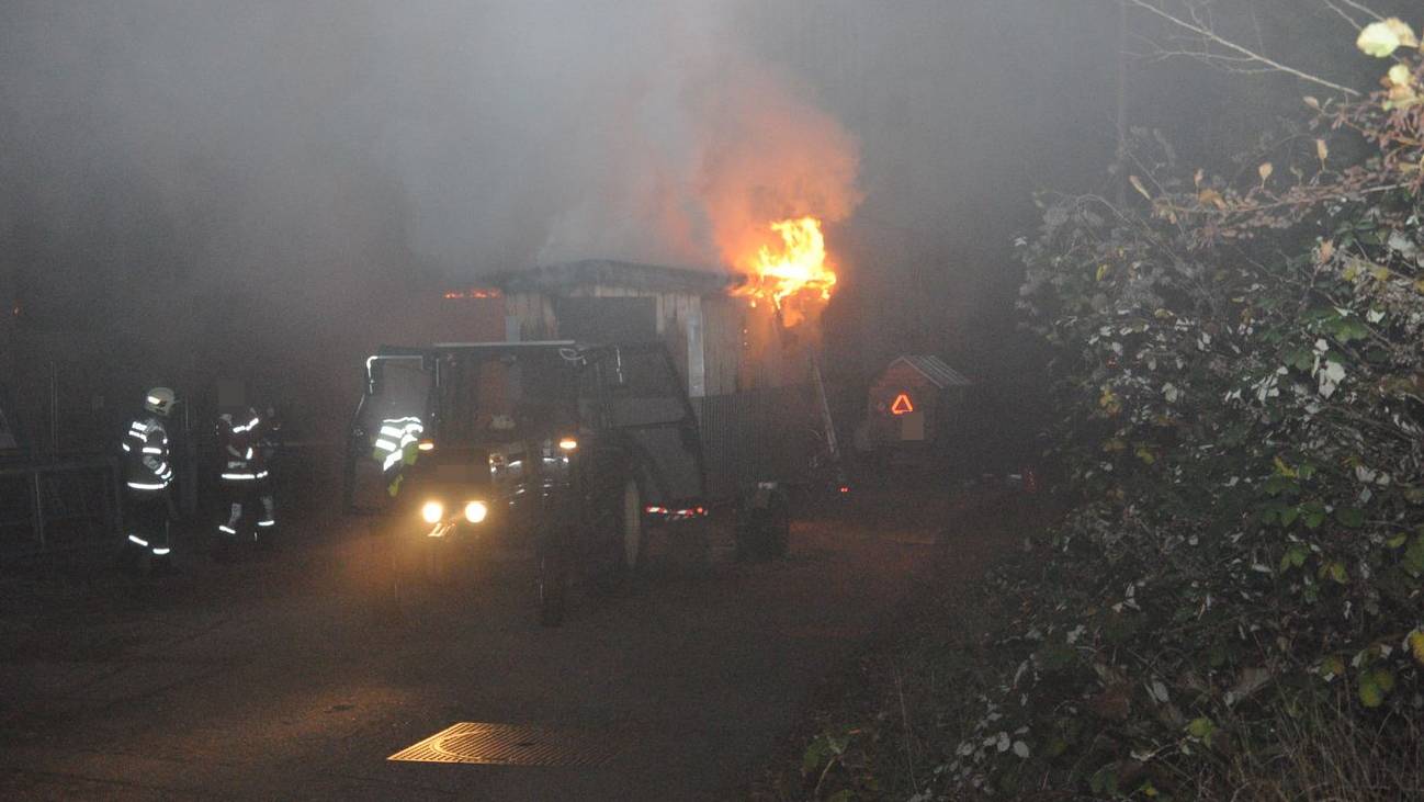 In der Nacht auf Freitag brannten in Riedholz zwei Wagons.