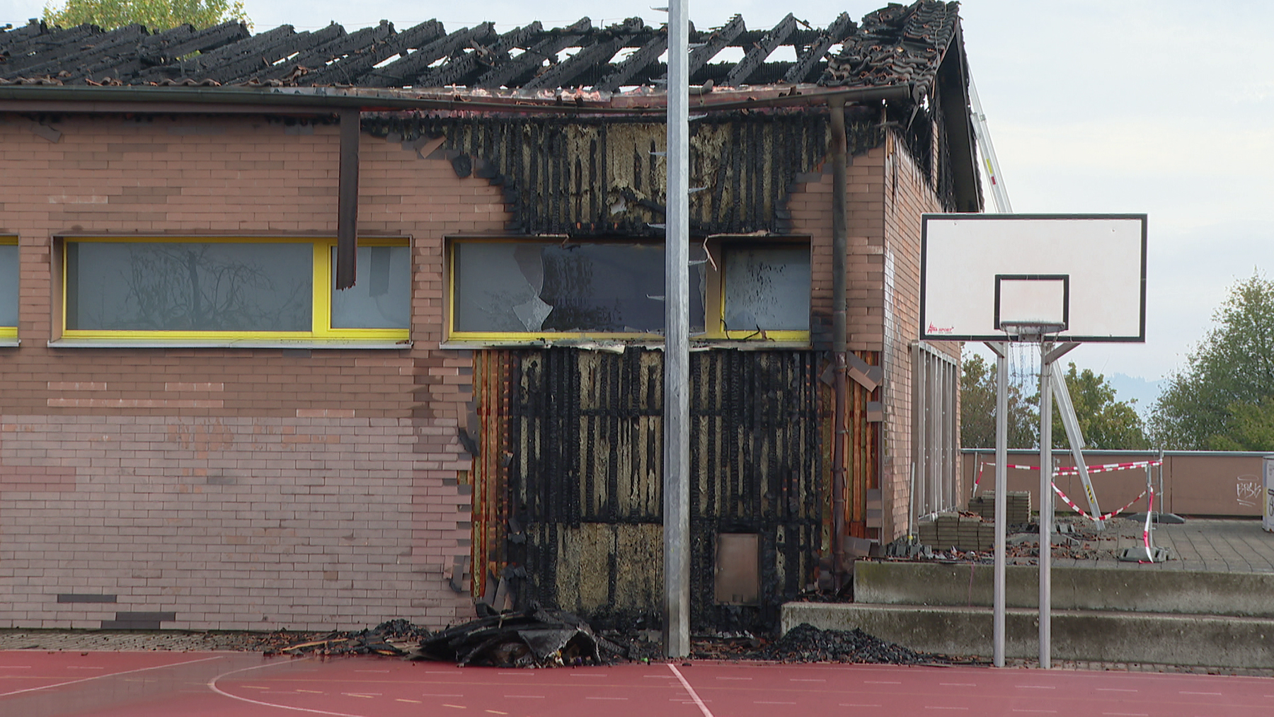So sieht die Turnhalle der Schule Spiegel nach dem Brand aus.