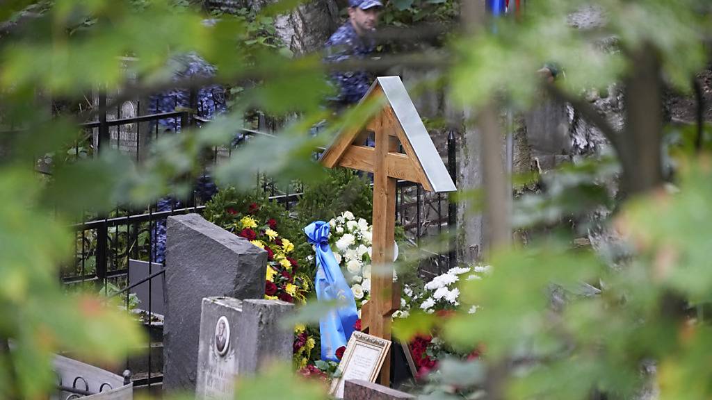 dpatopbilder - Blumen liegen auf dem Grab des Chefs der Wagner-Gruppe, Jewgeni Prigoschin, auf dem Friedhof Porochowskoje in St. Petersburg. Foto: Dmitri Lovetsky/AP/dpa