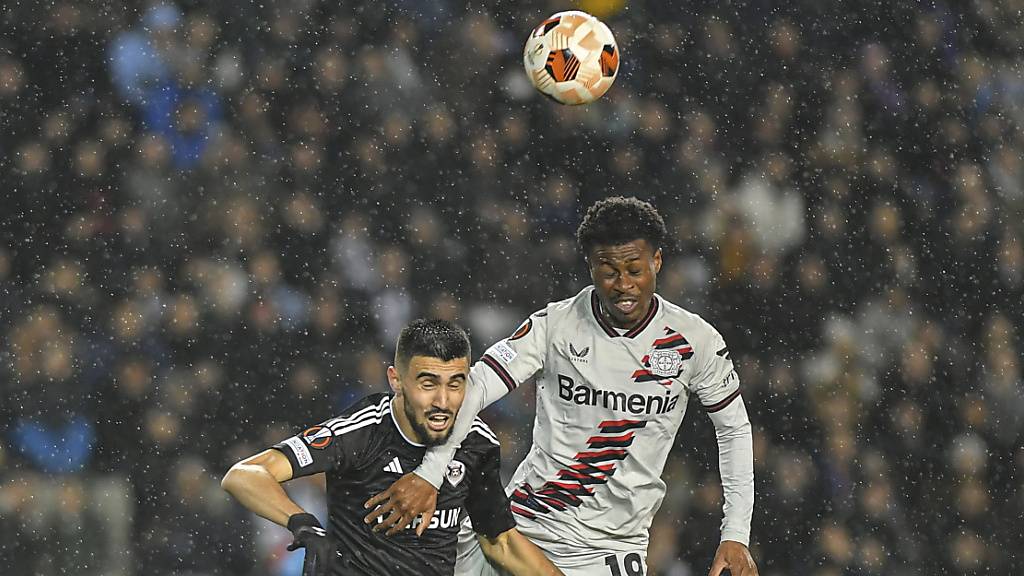 Bayer Leverkusen mit Nathan Tella (rechts) tut sich im Regen von Baku zunächst schwer