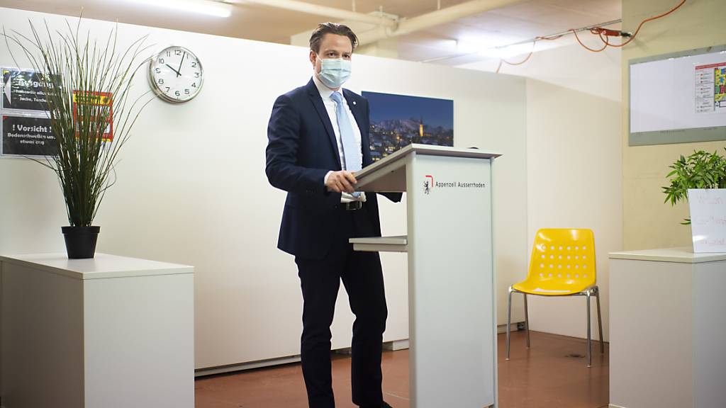 Gesundheitsdirektor Yves Noël Balmer bei der Begehung des kantonalen Impfzentrum gegen das Coronavirus am Montag in Herisau.