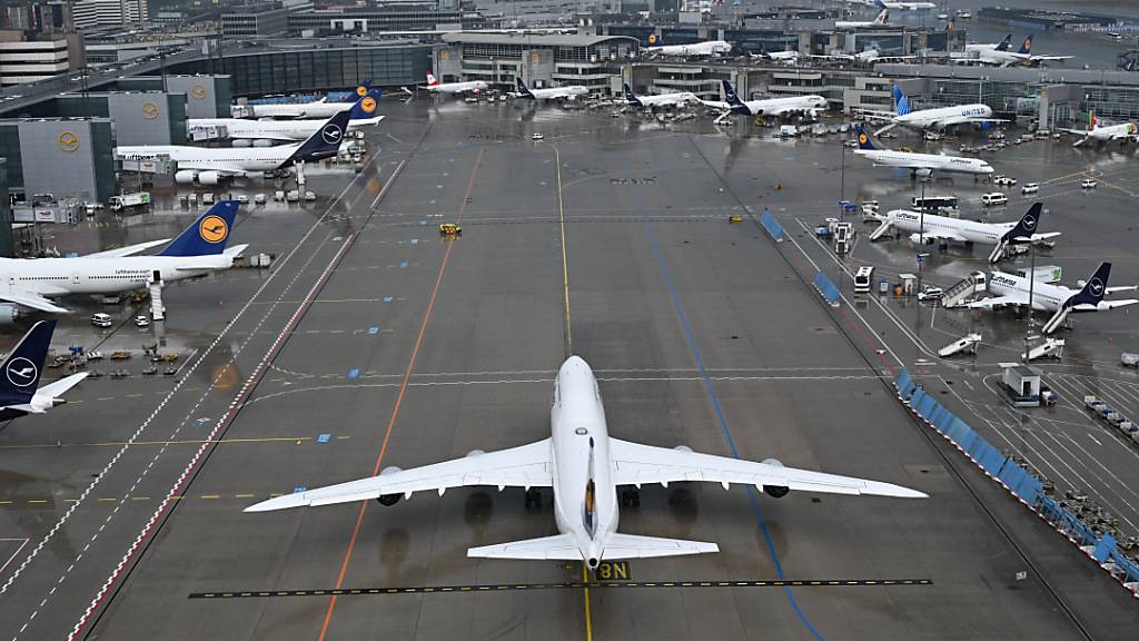 ARCHIV - Eine Boeing 747 rollt nach der Landung am Frankfurter Flughafen am Terminal 1 auf den Flugsteig im Bereich A plus zu. Foto: Arne Dedert/dpa