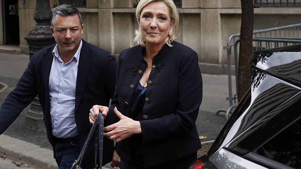 Marine Le Pens Rassemblement National RN hat laut jüngsten Umfragen stark zugelegt, wird aber in der zweiten Runde der französischen Parlamentswahlen nicht die absolute Mehrheit erreichen.
