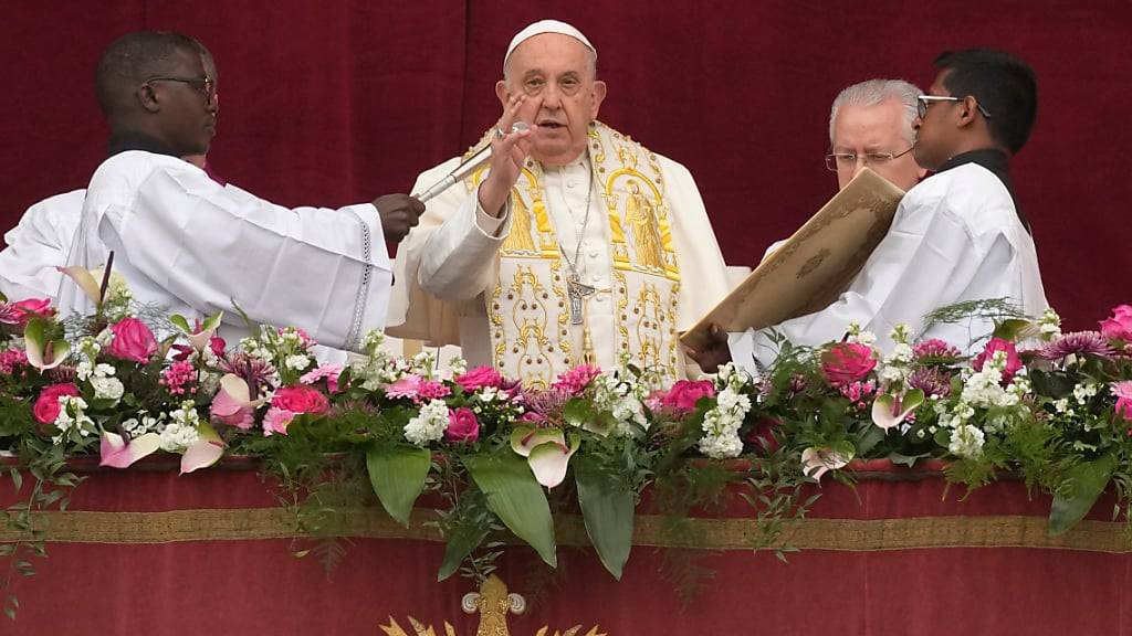 Papst Franziskus erteilt den Segen «Urbi et Orbi» von der zentralen Loge des Petersdoms. Foto: Andrew Medichini/AP/dpa