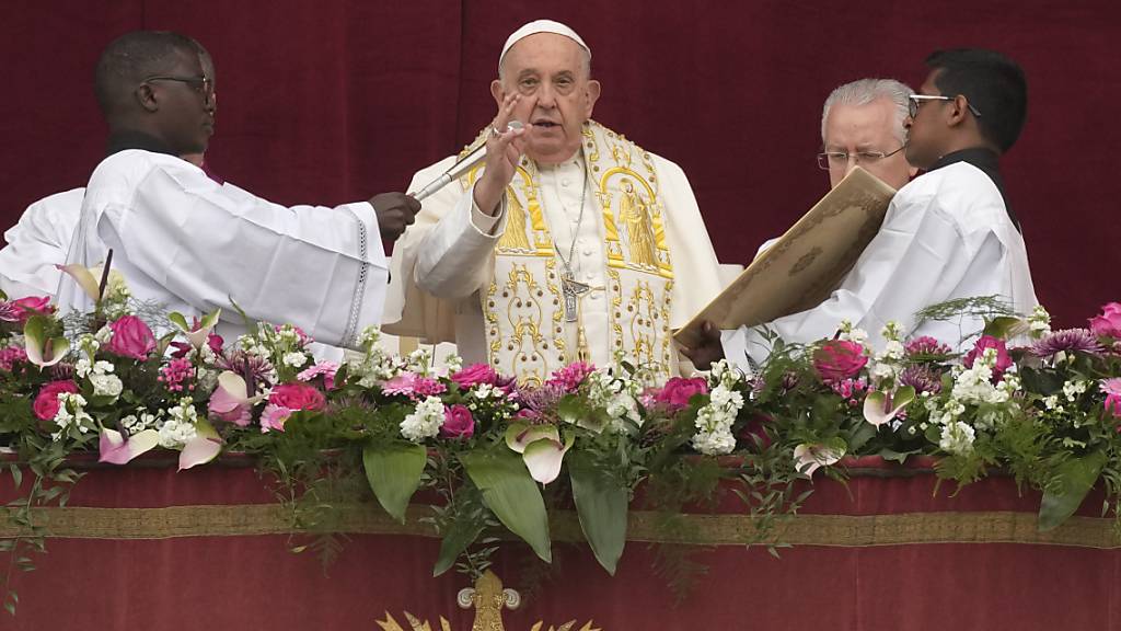 Papst Franziskus erteilt den Segen «Urbi et Orbi» von der zentralen Loge des Petersdoms. Foto: Andrew Medichini/AP/dpa