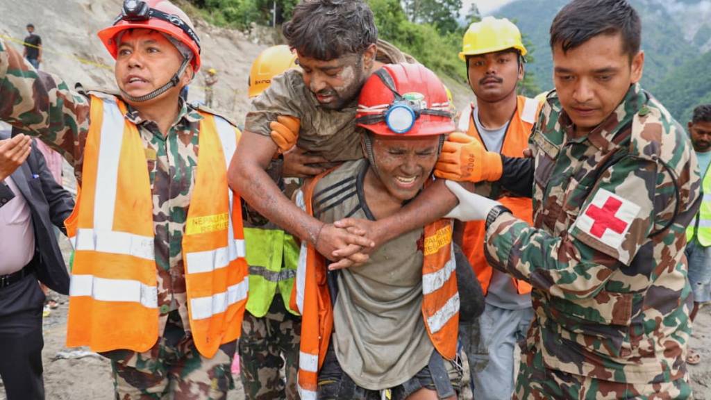 Zwei Arbeiter nach neun Tagen aus Tunnel in Nepal gerettet