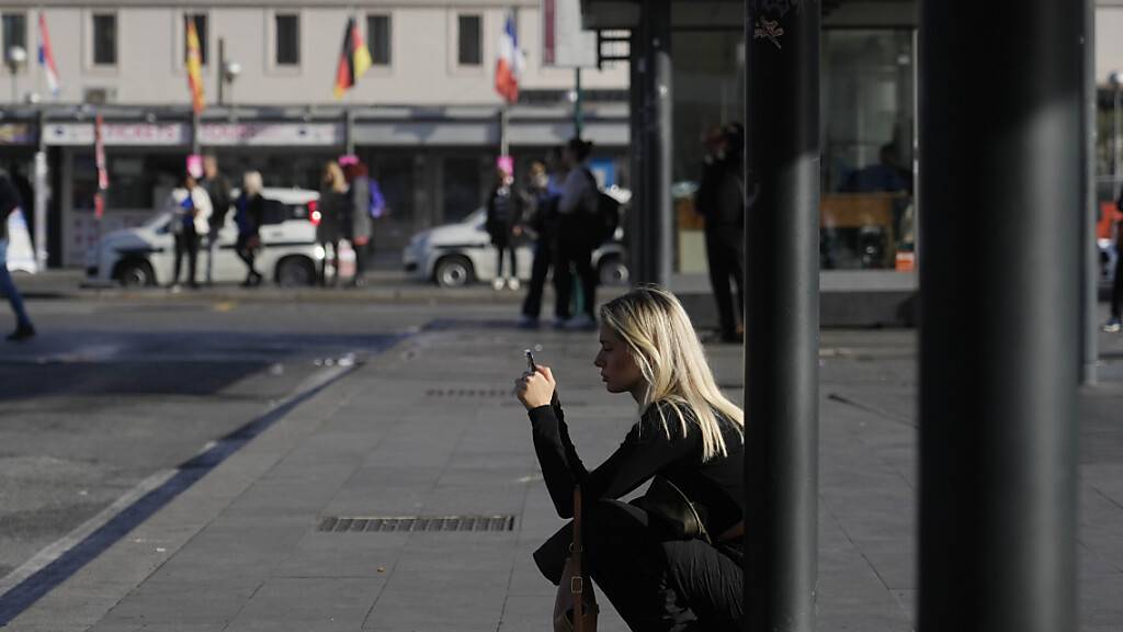 Eine Frau wartet auf einen Bus vor dem Hauptbahnhof Termini während eines landesweiten Generalstreiks. Mehrere Gewerkschaften haben zum landesweiten Streik aufgerufen, um gegen die Politik des Rechtsbündnisses aus drei Parteien zu protestieren. Foto: Gregorio Borgia/AP