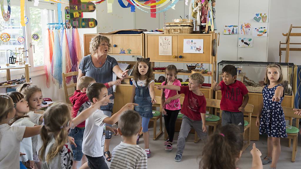Wer als Kindergärtnerin im Kanton Obwalden arbeitet, erhält künftig mehr Lohn. (Symbolbild)