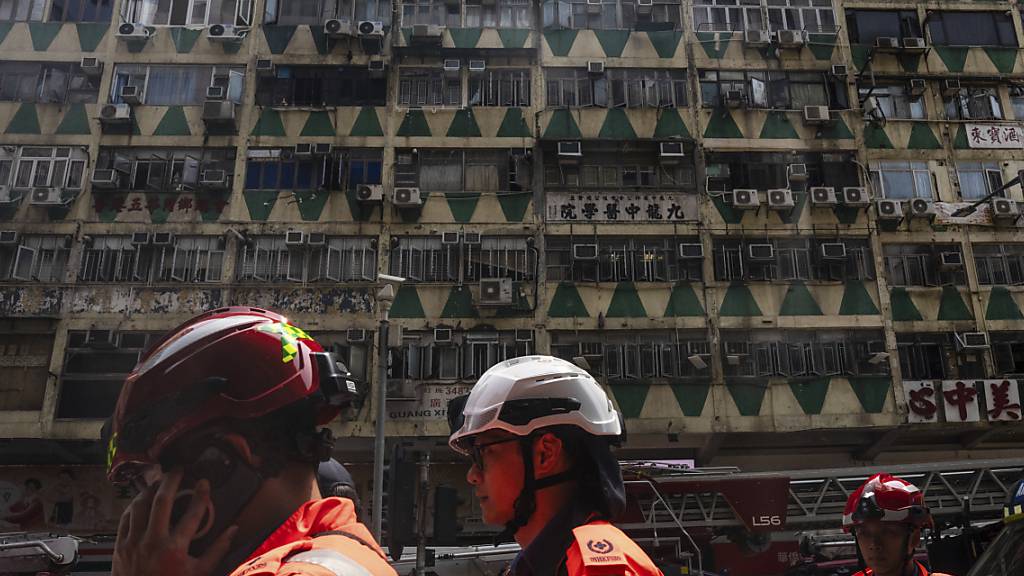 Bei dem Brand in einem Gebäude in Hongkong sind fünf Menschen ums Leben gekommen.