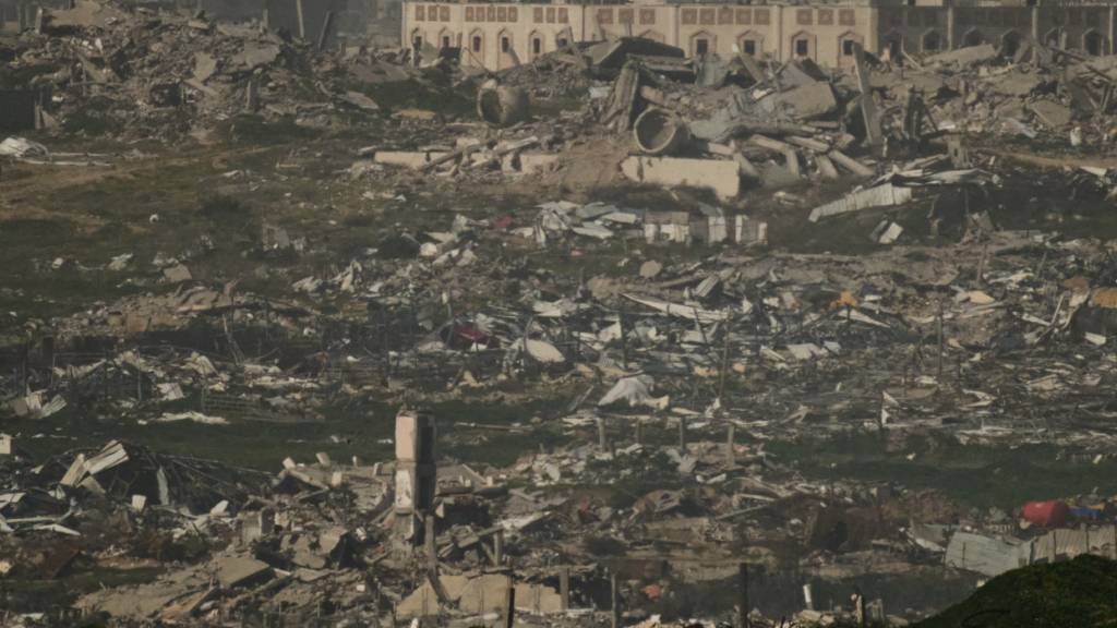 ARCHIV - Gebäude, die während der israelischen Boden- und Luftoperationen zerstört wurden, stehen im Gazastreifen (Archivbild). Foto: Leo Correa/AP/dpa