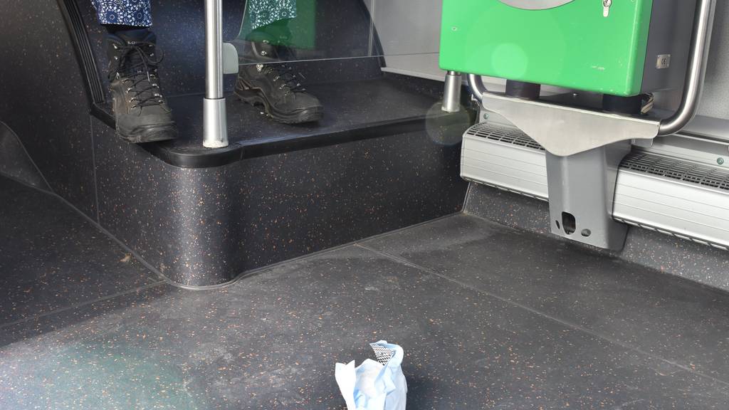 Abfall im Bus: Hier ist es ein Papierfötzel, auf Kurs 158 war es kürzlich gar Hundekot.
