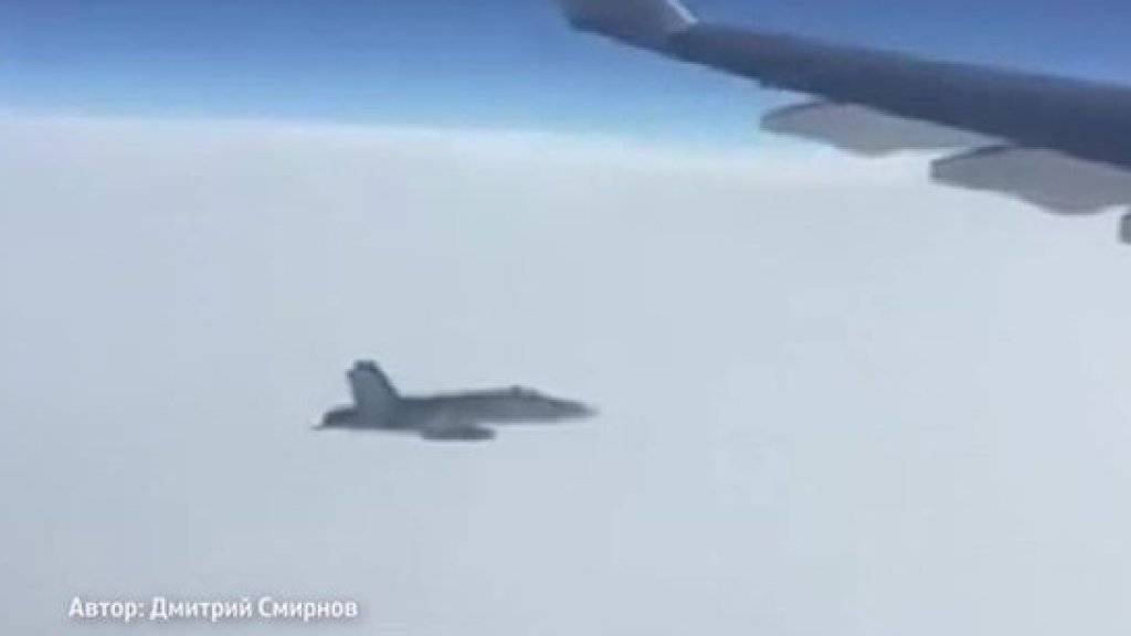 Die russische Botschaft in Bern verbreitete auf Twitter dieses Foto der F/A-18, die an der Seite der Regierungsmaschine auftauchte.