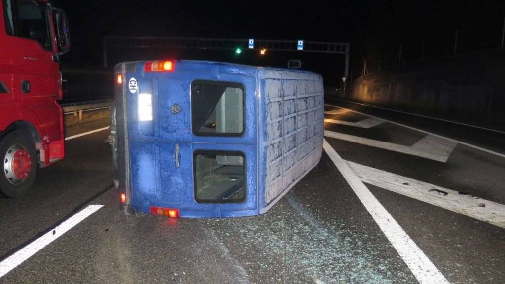 In Diegten BL stürzte ein Kleinbus nach einem Selbstunfall auf der vereisten Strasse um. (Bild: Kantonspolizei Basel-Landschaft)