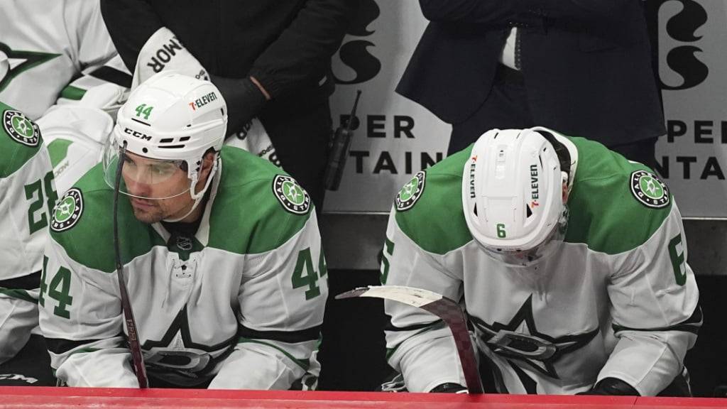 Hängende Köpfe: Lian Bichsel (re.) und seine Teamkollegen von den Dallas Stars waren in Colorado chancenlos