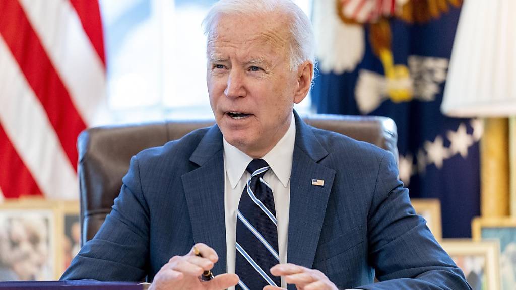 Joe Biden, Präsident der USA, sitzt an seinem Schreibtisch im Oval Office.