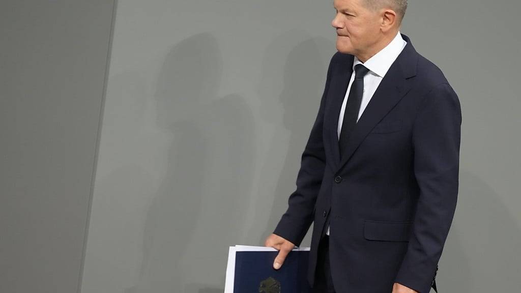 Bundeskanzler Olaf Scholz (SPD) geht im Plenum des Bundestags nach seiner Regierungserklärung zu seinem Platz zurück. Themen sind u.a. das Ende der Ampelkoalition und die bevorstehende Neuwahl des Bundestags. Foto: Kay Nietfeld/dpa