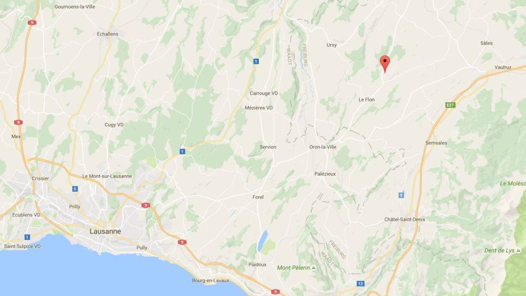 In der Ortschaft Bouloz rund 20 Kilometer nordöstlich von Lausanne feuerte ein Polizist Schüsse von seinem Balkon ab. (Bild googlemaps)