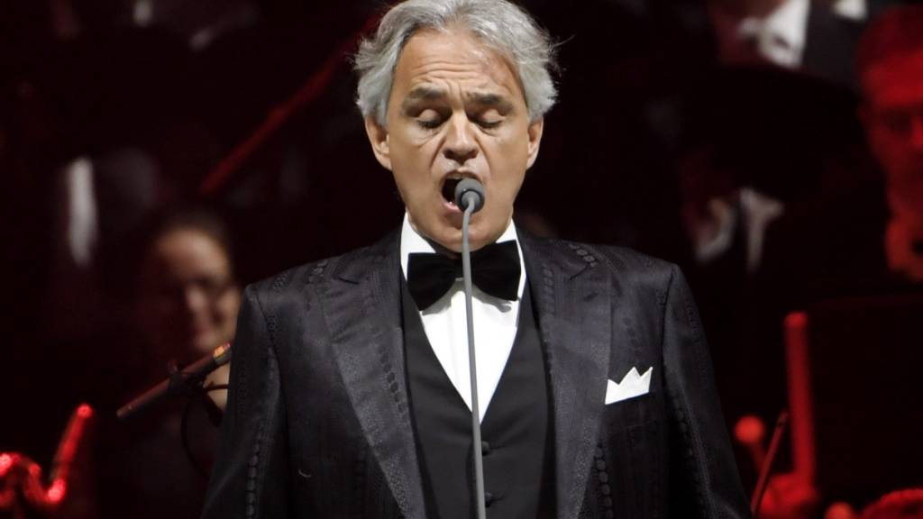 ARCHIV - Der italienische Opernsänger Andrea Bocelli tritt während eines Konzerts auf der Bühne auf. Bocelli hatte eine Infektion mit dem Coronavirus. Er sei im März positiv getestet worden, habe aber kaum Symptome gehabt, sagte der 61-Jährige laut Nachrichtenagentur Ansa am Dienstag in Pisa. Foto: Markku Ulander/Lehtikuva/dpa