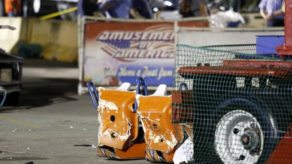 Die zerstörten Schaukel-Sitze nach dem Unfall auf einem US-Jahrmarkt, bei dem ein 18-Jähriger ums Leben kam.