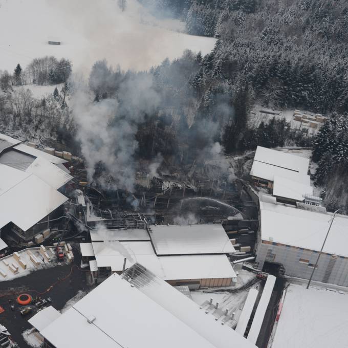 Grossbrand in Haltikon: Feuerwehrmann verletzt
