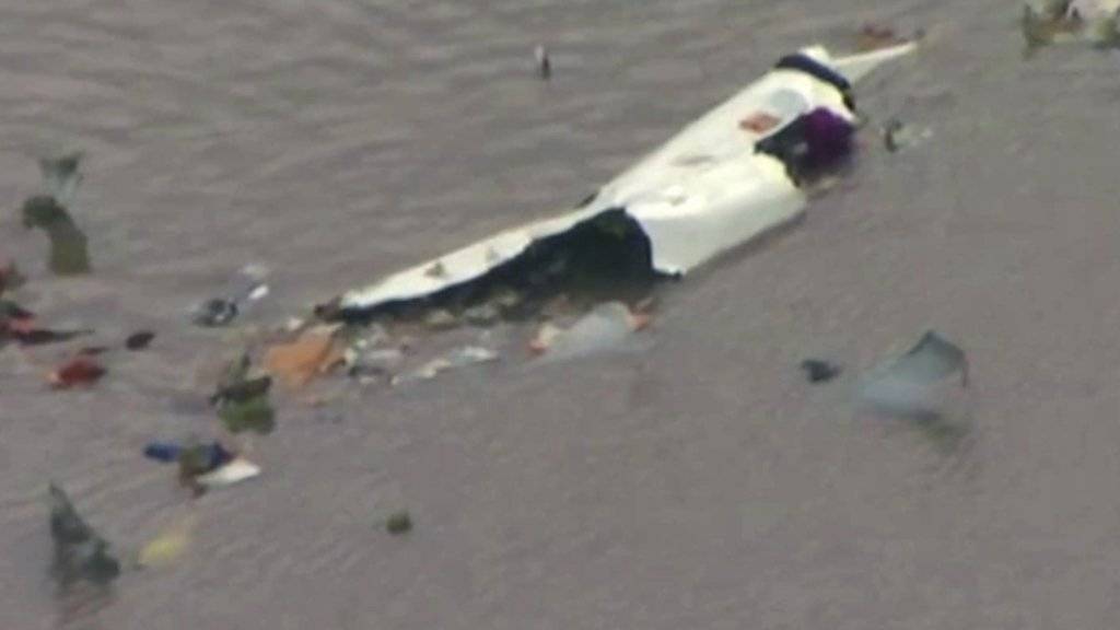 In den USA ist am Samstag eine Transportmaschine in eine Bucht gestürzt.