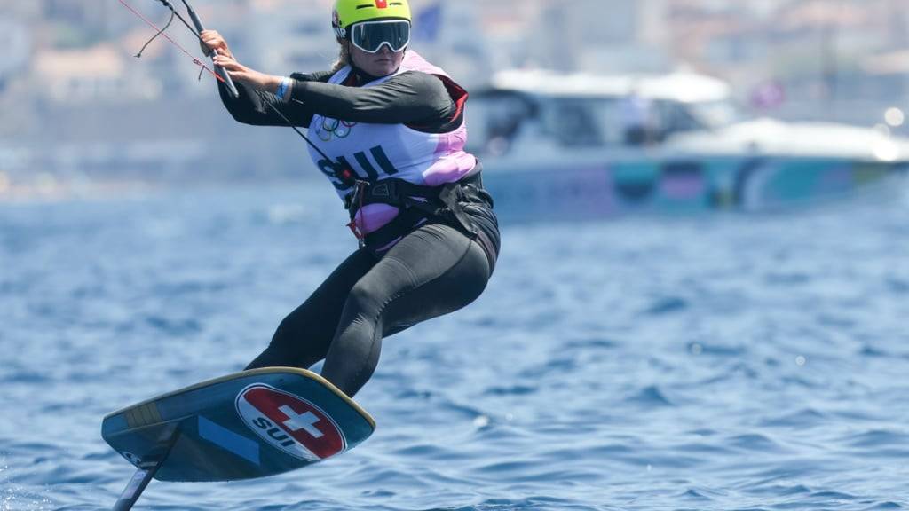 Elena Lengwiler fliegt übers Wasser (Archivaufnahme)