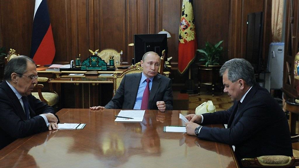 Präsident Putin (M.) informiert seine Minister Lawrow (l.) und Schoigu über den Entscheid, dass die russischen Truppen aus dem Bürgerkriegsland Syrien zurückbeordert werden sollen.