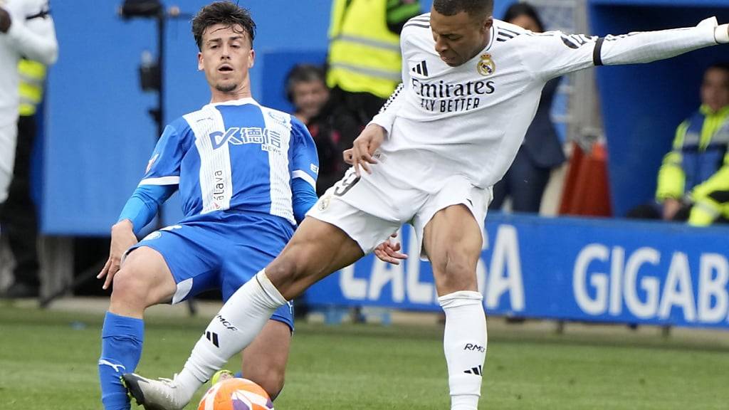 Real Madrids Kylian Mbappé wird gegen Alaves nach einem harten Foul mit Rot vom Platz gestellt