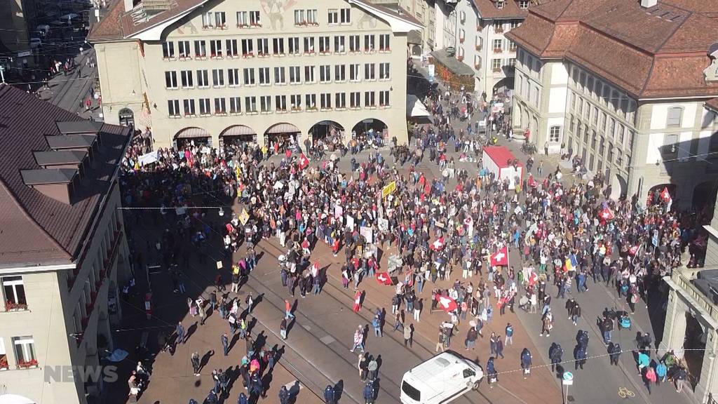 Mega Demonstrations-Samstag in Bern: Zehntausende Massnahmen-Kritiker und ihre Gegner demonstrieren zeitgleich