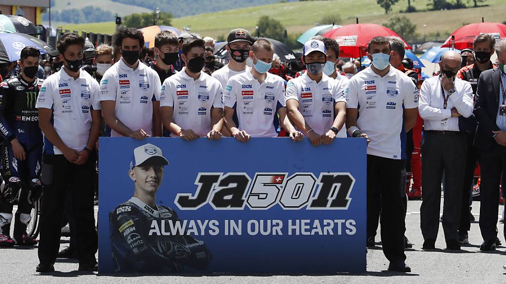Teammitglieder und Fahrer gedenken dem verstorbenen Jason Dupasquier