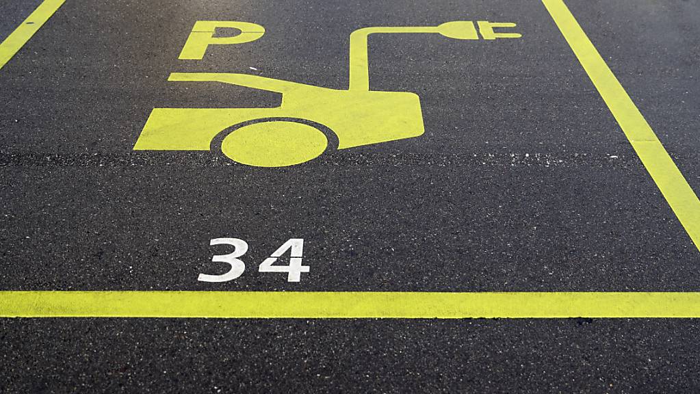Ein Parkplatz bei einer Ladestation für ein Elektroauto. Das Parlament will solche «grünen Zonen» fördern. (Themenbild)