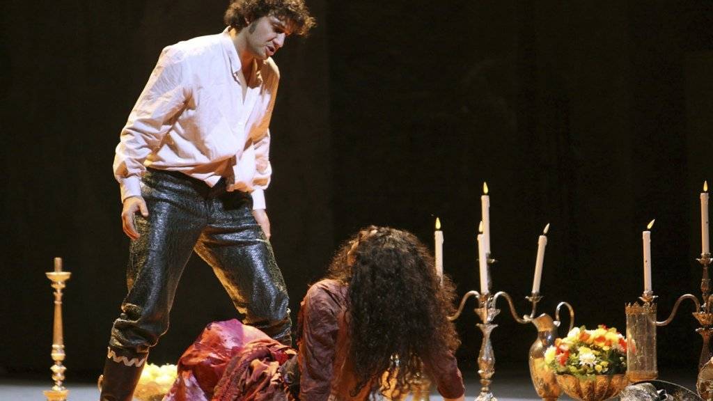 Star-Tenor Jonas Kaufmann - hier an der Scala als Don José in «Carmen» - hofft, nach Stimmbandproblemen bald das Training wieder aufnehmen zu können. (Archivbild)