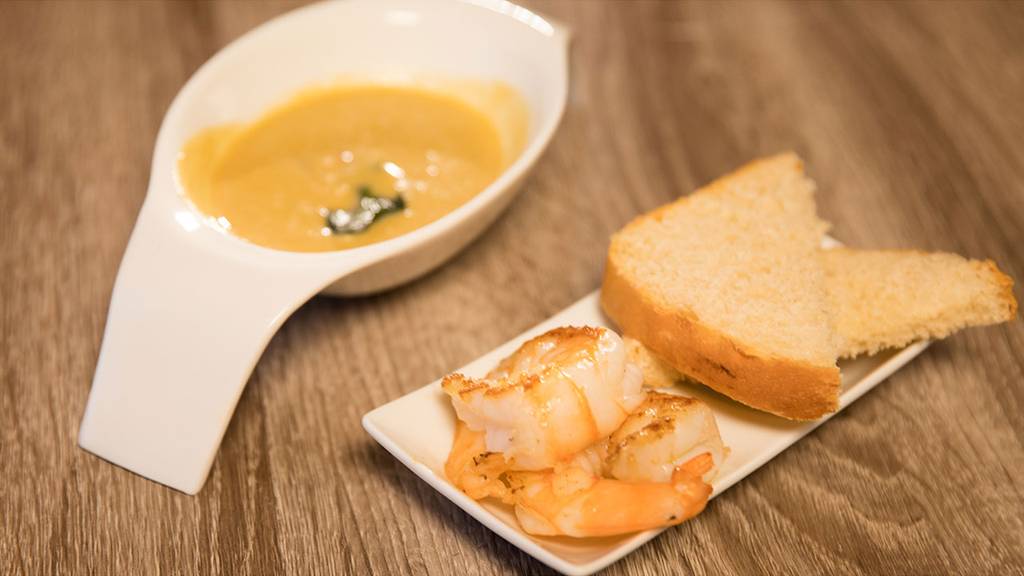 VORSPEISE: KICHERERBSEN-SUPPE MIT TOASTBROT, MOSCARDINI UND SAUTIERTE UND GARNELEN-SCHWÄNZE