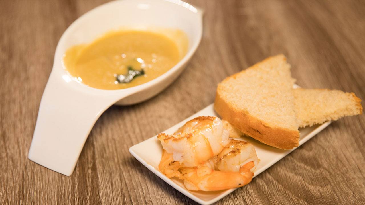 VORSPEISE: KICHERERBSEN-SUPPE MIT TOASTBROT, MOSCARDINI UND SAUTIERTE UND GARNELEN-SCHWÄNZE