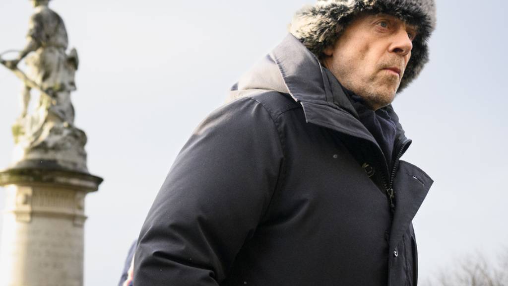 Der rechtsextreme französisch-schweizerische Autor Alain Soral vor einer Gerichtsverhandlung im Dezember 2022 in Lausanne. (Archivbild)