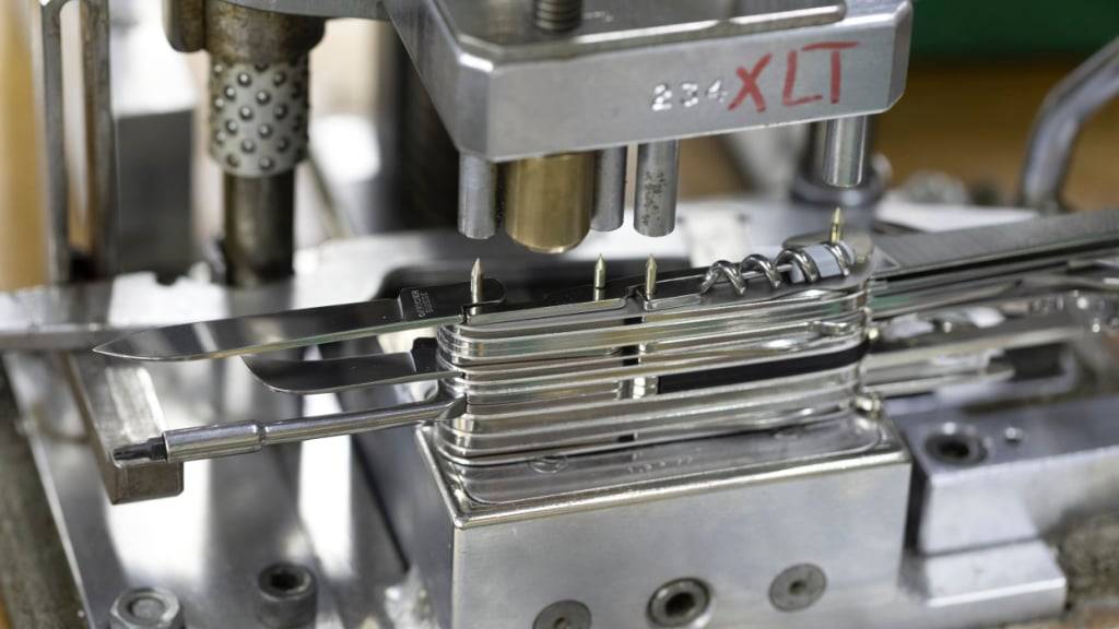 Die Zentralschweizer Industrie, hier die Victorinox-Fabrik in Ibach SZ, blickt optimistisch auf die kommenden sechs Monate. (Archivaufnahme)