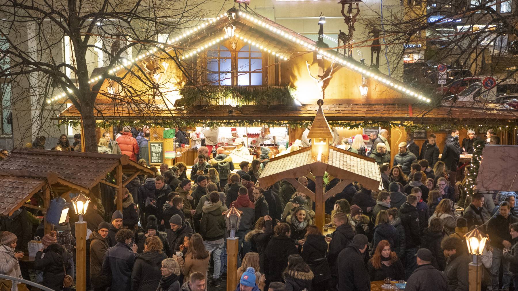 In der Weihnachtszeit trifft man sich in St.Gallen am Glühweinstand.