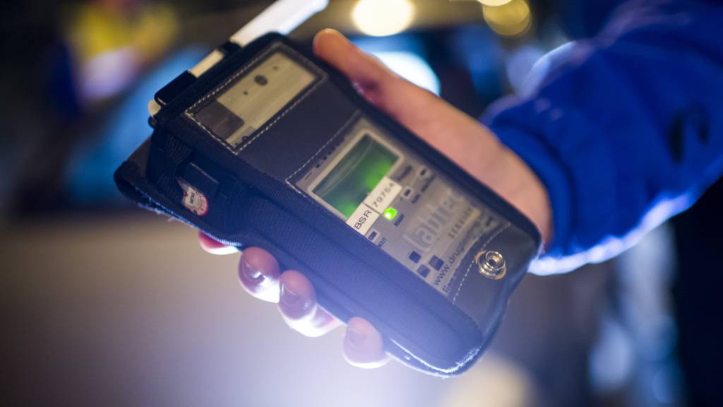 In St. Gallen erwischte die Polizei einen 18-Jährigen mit einem gestohlenen Auto. Ein Test ergab, dass er alkoholisiert war. (Symbolbild)