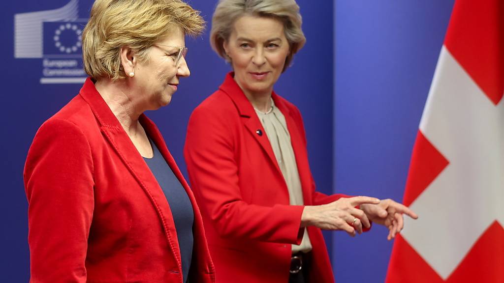 Persönlich herzlich, aber in der Sache hart: EU-Kommissionspräsidentin Ursula von der Leyen (Mitte) mit Bundespräsidentin Viola Amherd (links) in Brüssel. (Archivbild)