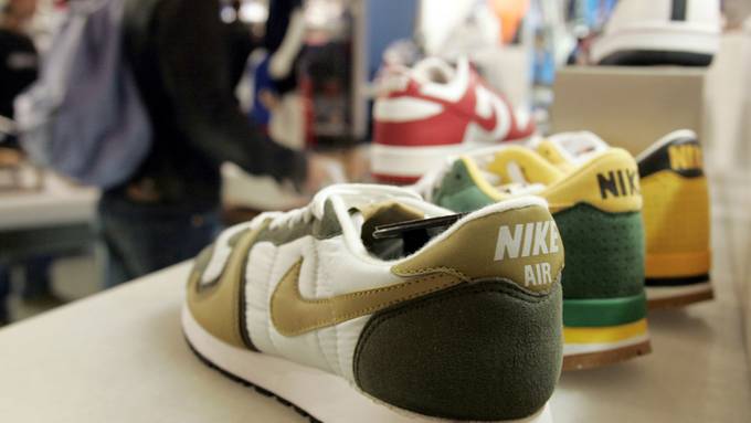 Von Nike-Gründer handgefertigtes Paar Turnschuhe teuer versteigert