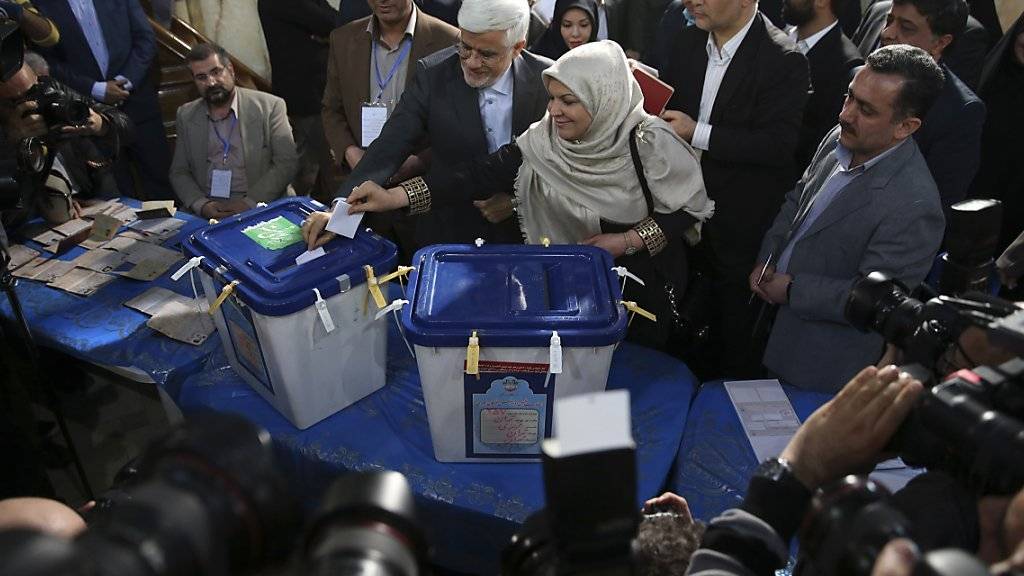 Der Spitzenkandidat der iranischen Reformer, Mohammed-Resa Aref, hier bei der Stimmabgabe mit seiner Frau in Teheran.